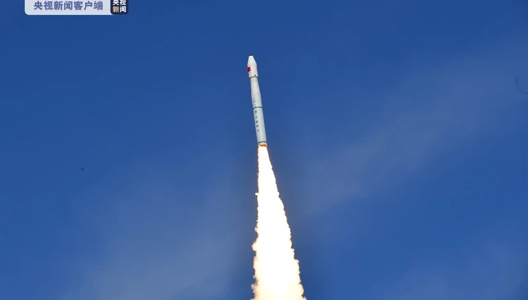 Çin uzaya üç uydu daha fırlattı!