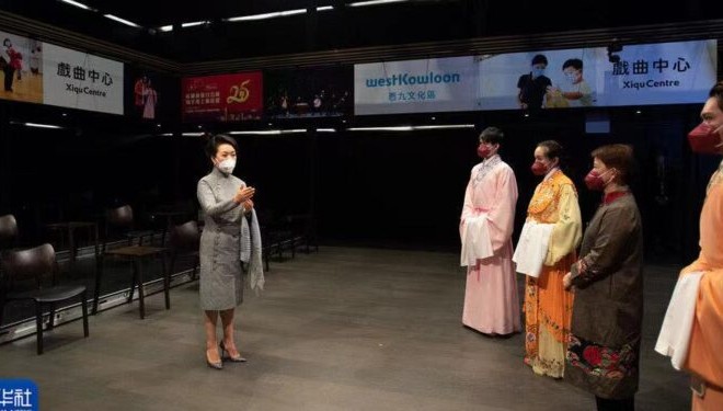 Peng Liyuan Hong Kong’da opera merkezini ziyaret etti