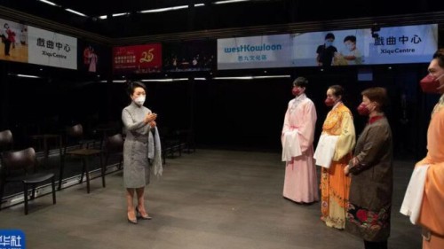 Peng Liyuan Hong Kong’da opera merkezini ziyaret etti