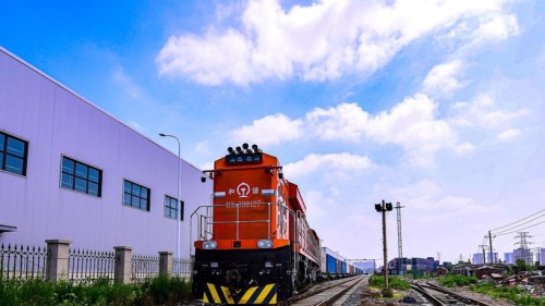 Shenyang Doğu Tren İstasyonu, 100. Çin-Avrupa yük treninin çekildiğini görüyor